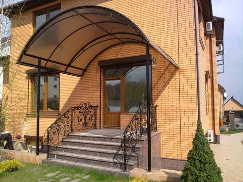 козырек из поликарбоната над крыльцом